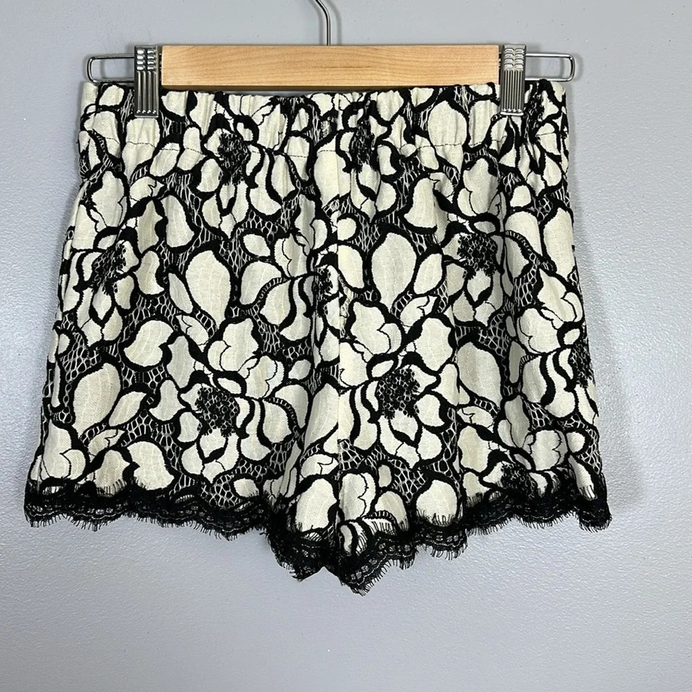 Caramela Floral Short Sleeve Top And Shorts Set with Lace Trim Small/Medium - Picture 4 of 11
